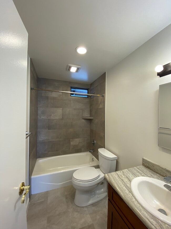 Building Photo - 95-696-696 Makaiolani St