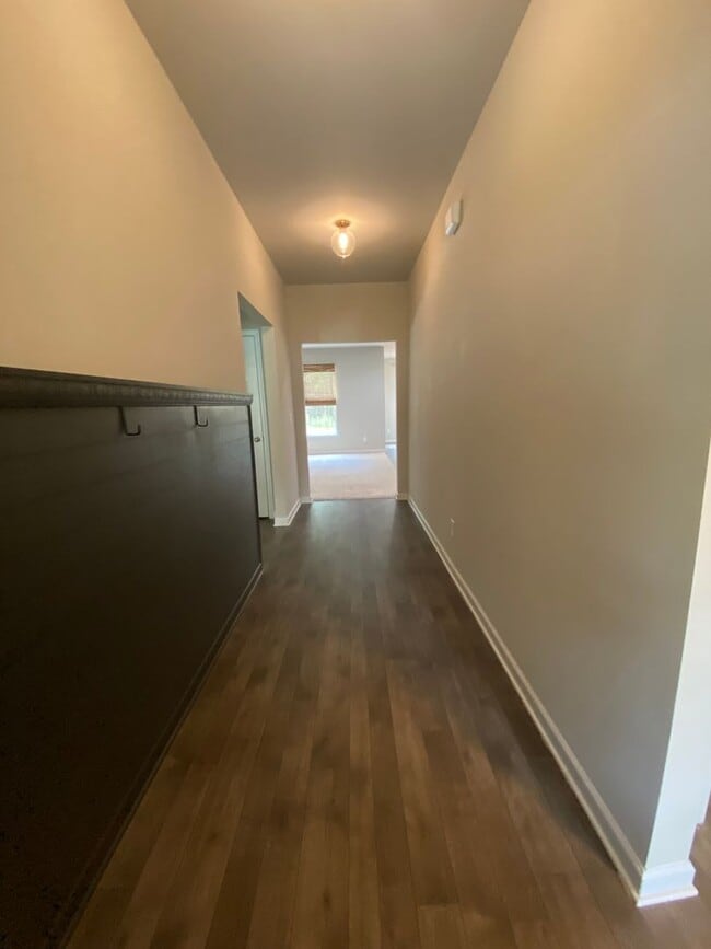 Building Photo - SPECIAL: HALF OFF FIRSTS MONTH RENT! Lovel...