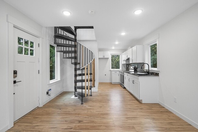 Building Photo - Stylish Portsmouth apartment by dining, pa...