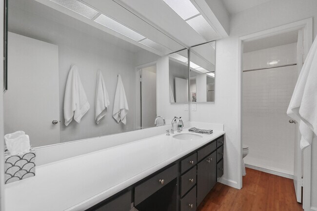 Building Photo - 835 Village Square S