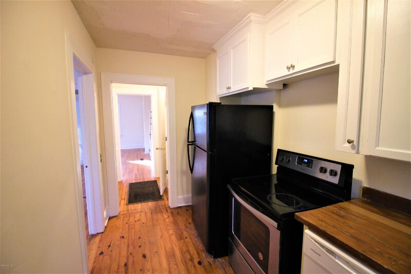 Building Photo - 503 S Oak St