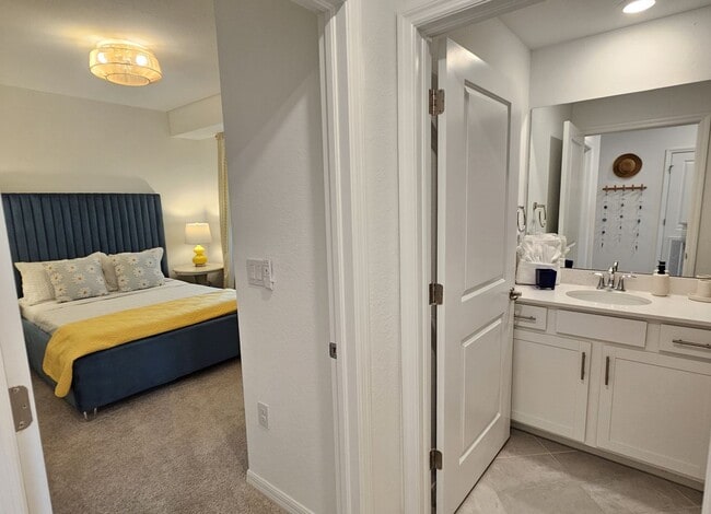 Building Photo - Annual UNFURNISHED or FURNISHED for your convenience: 2 Bedroom 2 Bathroom 2nd Floor Elevator acc...