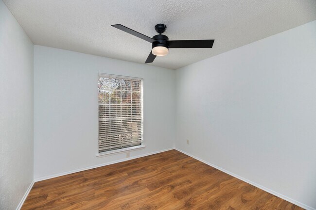 Building Photo - AVAILABLE NOW! BEAUTIFUL 3 BEDROOM HOME LO...