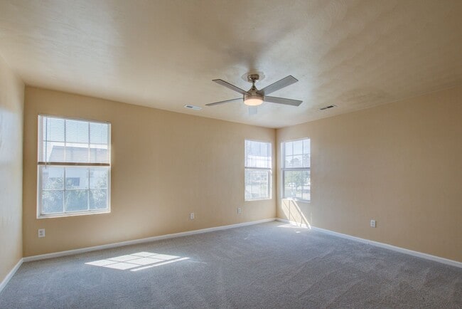 Building Photo - 3 Bed, 2.5 Bath Home Conveniently Located ...