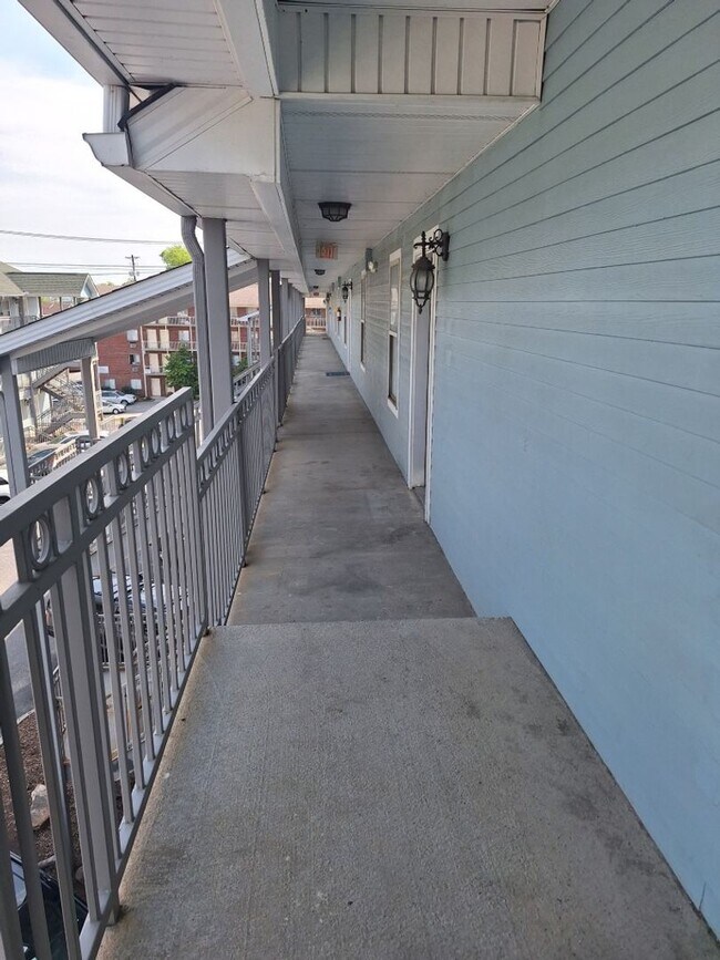 Building Photo - Walking distance to UT/ Very short walk