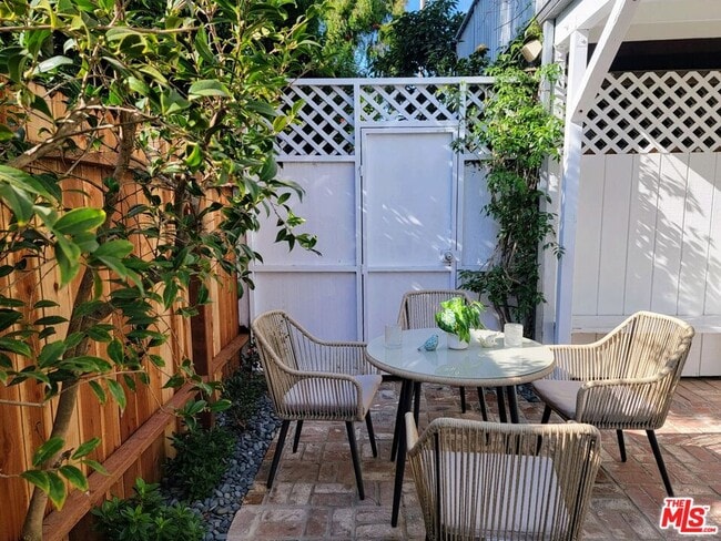 Building Photo - 825 Broadway St