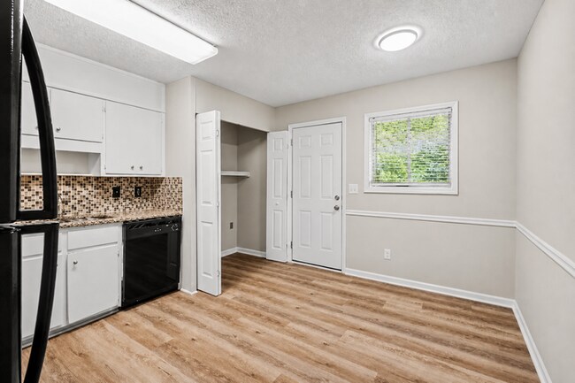 Building Photo - 2BR/1BA Duplex Conveniently Located Off Pleasant Hill & Cruse Rd!