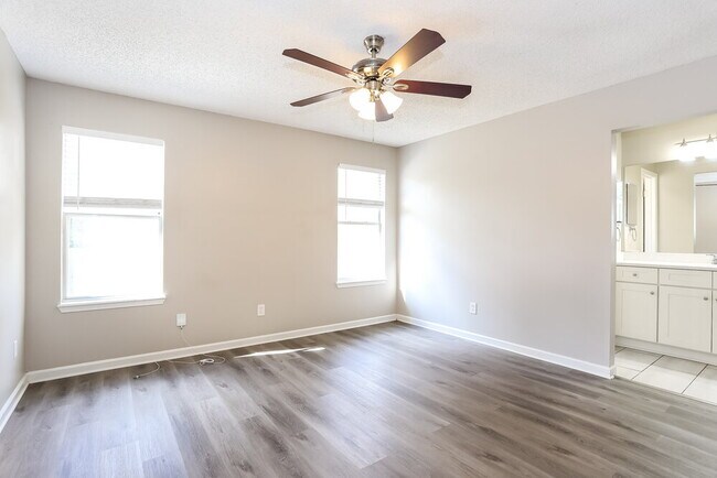 Building Photo - 548 Edward Rutledge St