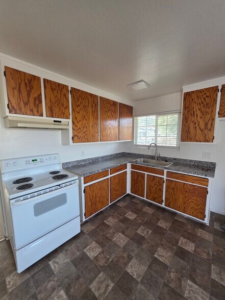 Great open kitchen and table area - 325 N Lincoln Ave