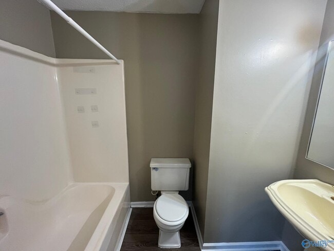 Building Photo - 726 Larkwood Cir SW
