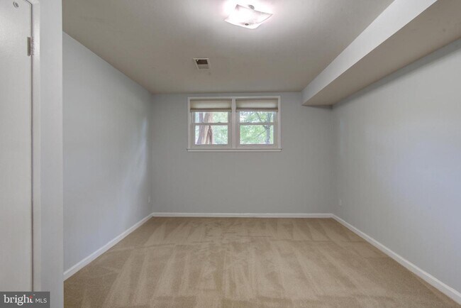 Building Photo - 8120 Drayton Ln