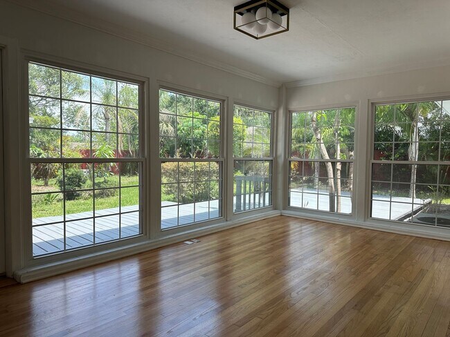 Building Photo - Great 4 Bedroom Mid-Century Home on 1/4 Ac...