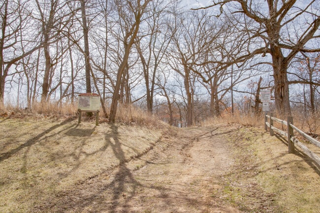 Building Photo - 1217 N Village Dr