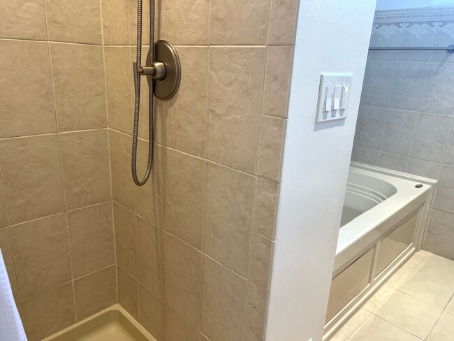 Building Photo - Sparkling 2 Bedroom 1.5 Bath - Nicely upda...