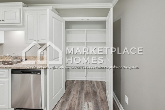 Building Photo - 1402 W 11th St
