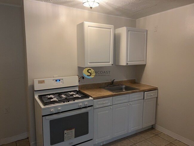 Building Photo - CHECK ME OUT 1BED/1BATH BUNGALOW WITH A GR...