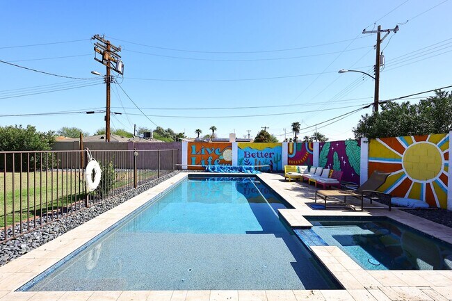 Building Photo - Fully Furnished Remodeled 4 Bedroom / 4 Bathroom Home with spacious back yard & pool in Central P...