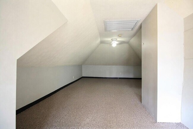 Building Photo - 142 E Northwood Ave