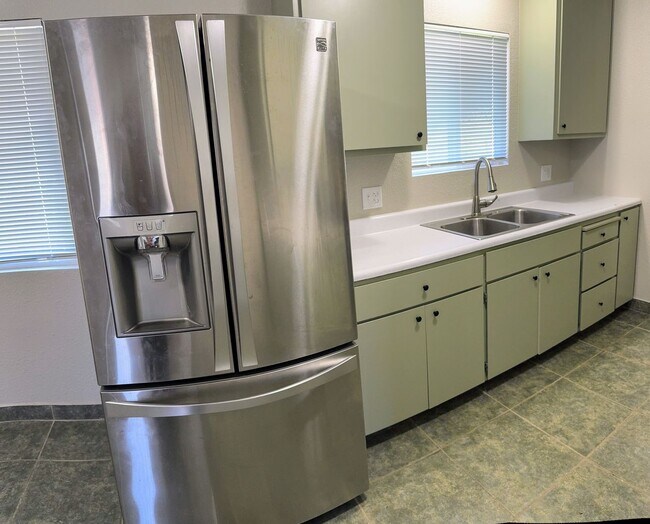 Building Photo - Newly Renovated 3/1 Home w/ Large Yard