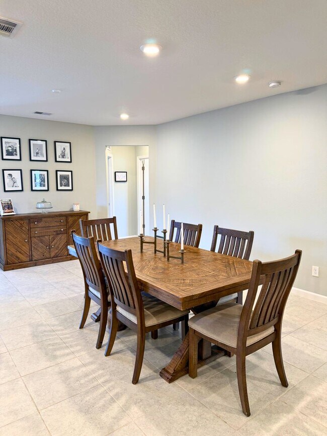 Building Photo - 4/2 open floor plan!