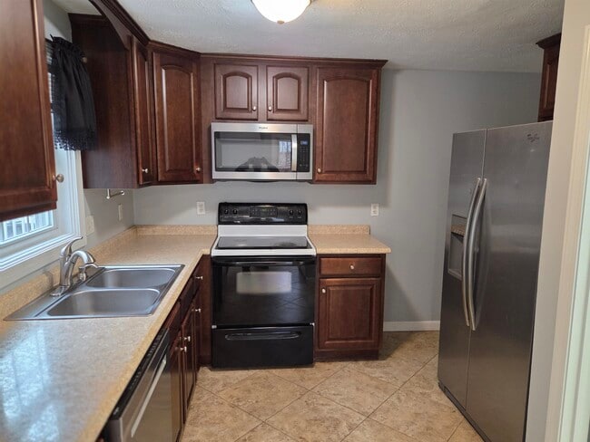 Building Photo - 16 River Rd