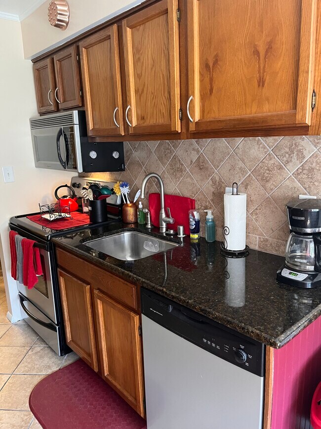 Kitchen - 4220 Crystal Ct