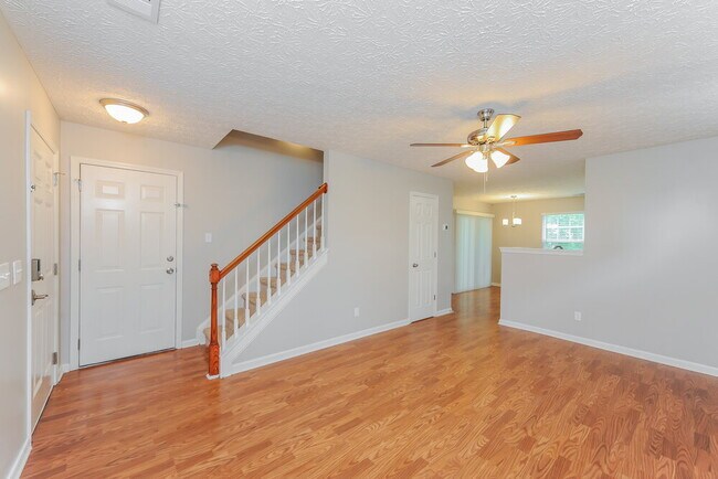 Building Photo - 310 Pieris Dr