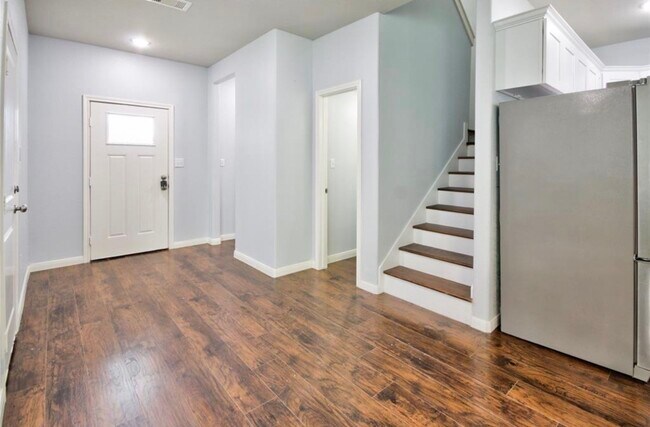 Building Photo - 3510 Oleander Ave