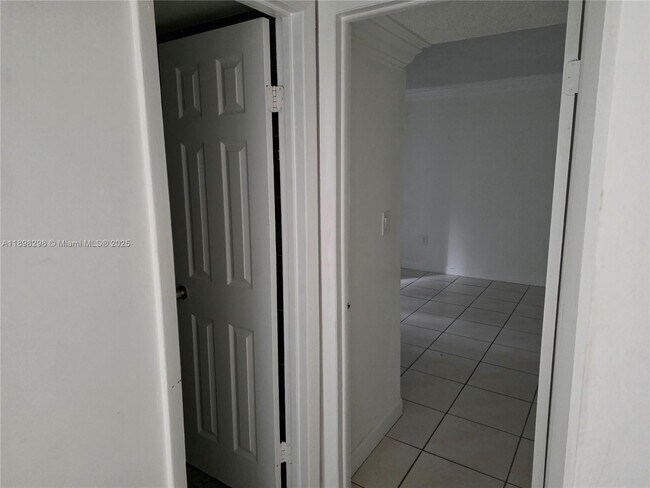 Building Photo - 10000 NW 80th Ct