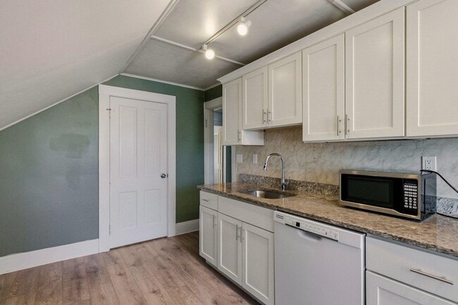 Building Photo - 514 Middle Street