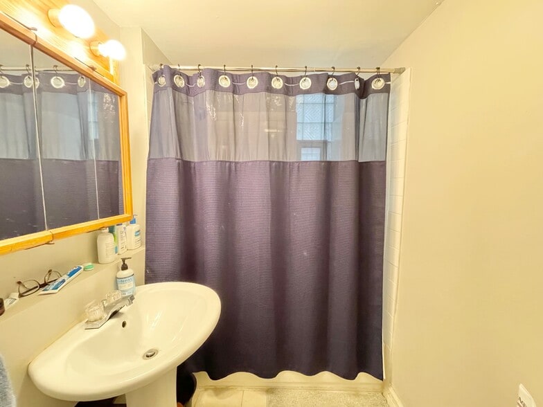 Building Photo - 2334 W Belden Ave