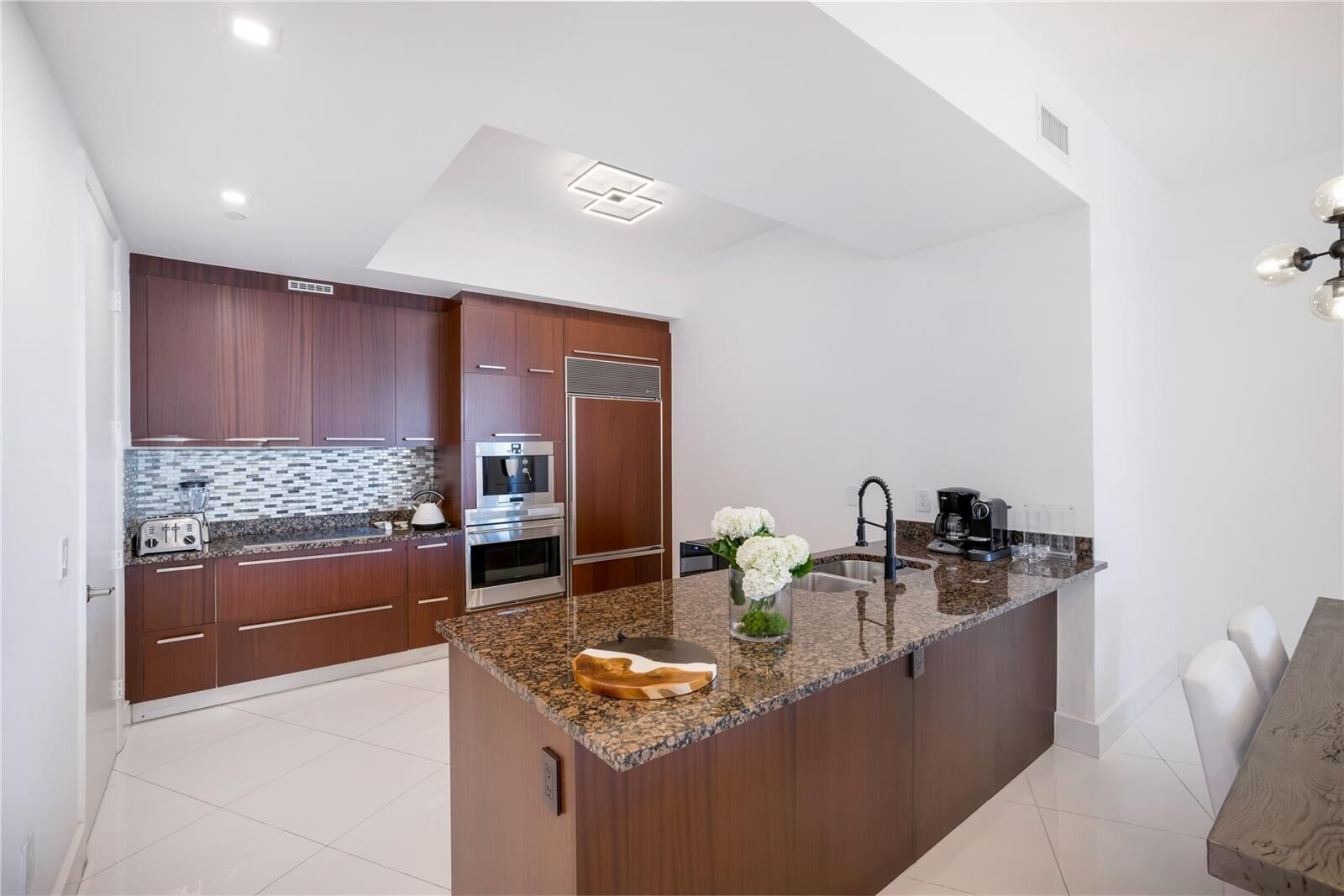Building Photo - 15901 Collins Ave