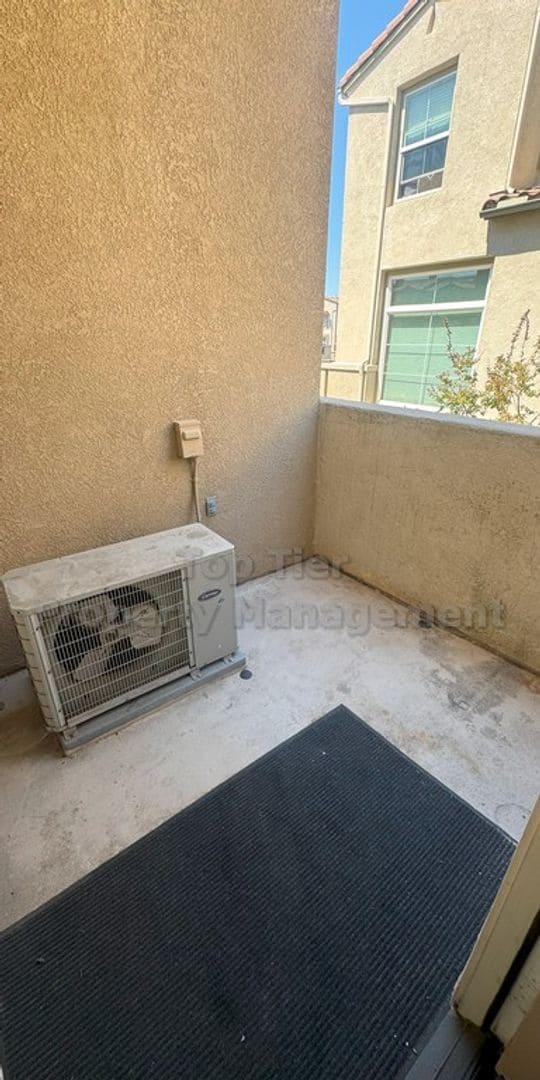 Building Photo - Charming 3-Level Townhome in Coronado Ranch