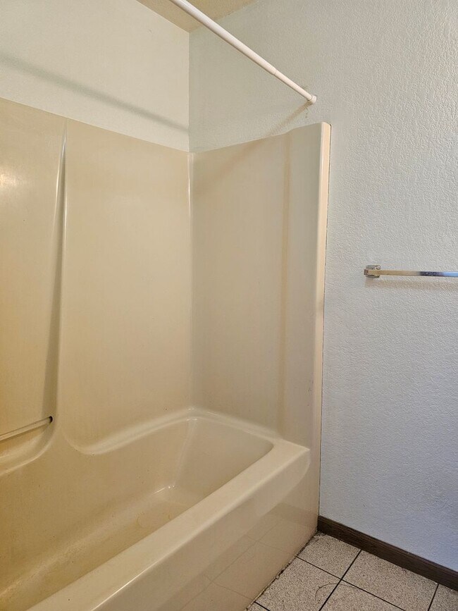 Building Photo - Three Bedroom Two Bath Townhouse