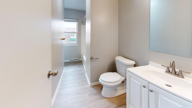 Building Photo - 3 Bedroom/1 bathroom renovated townhouse.