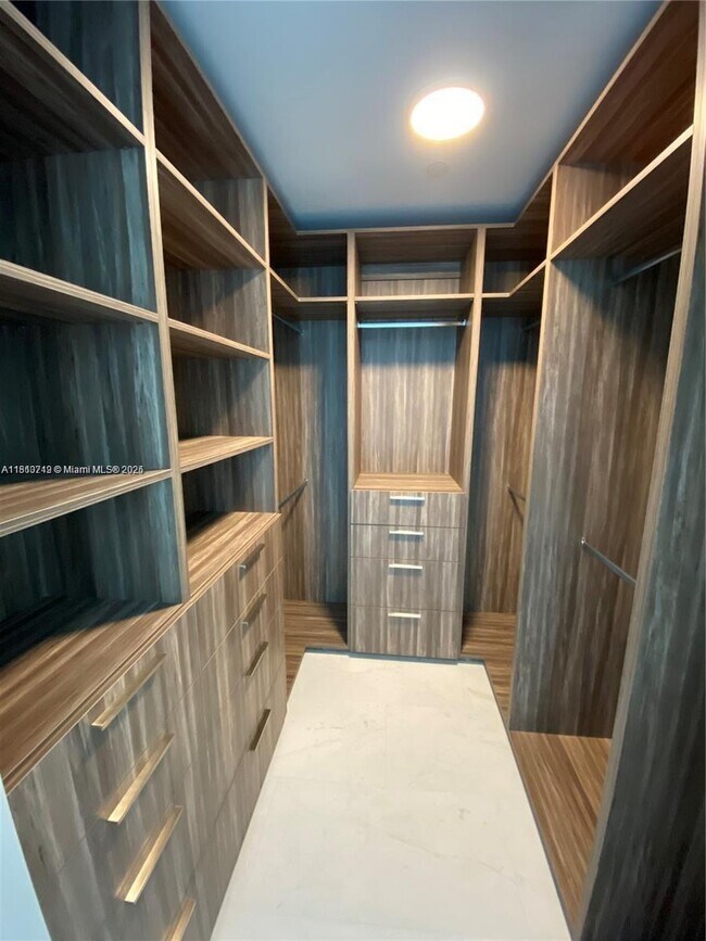 Building Photo - 15701 Collins Ave