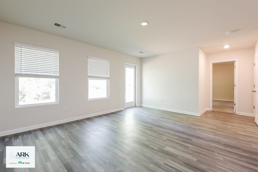 Building Photo - 161 Queens Cir