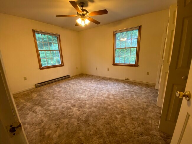 bedroom - 104 E Poplar St