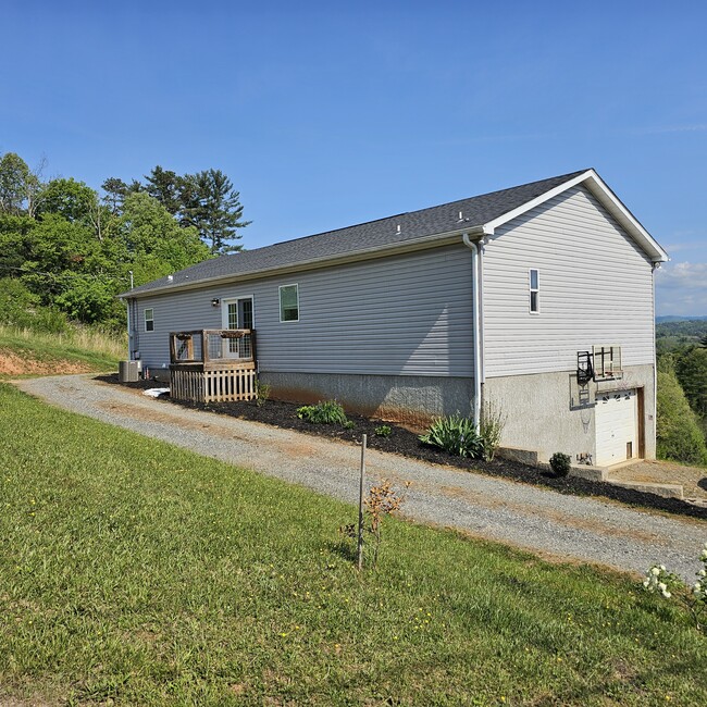 Primary Photo - 99 Ivy Overlook Rd