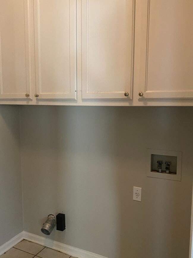Building Photo - Beautiful 3/2 Home in Lake Azalea Subdivis...