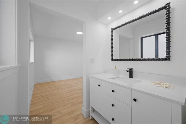Building Photo - 315 E Jasmine Dr