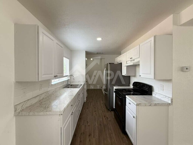 Building Photo - 3713 Candlebluff Dr