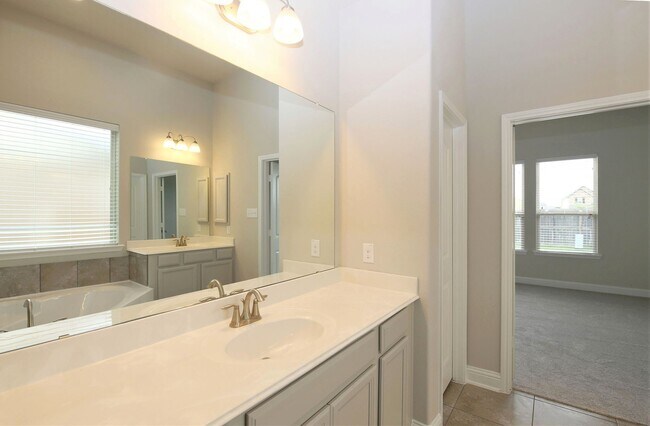 Building Photo - 8218 Oxbow Manor