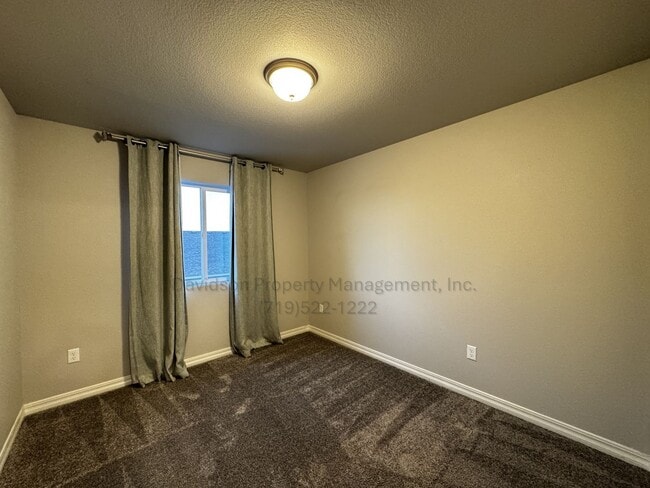 Building Photo - Gorgeous 3 Bedroom Townhouse Located in No...