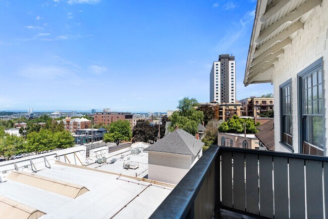 Building Photo - 1 Bedroom with den close to SW! Walking di...