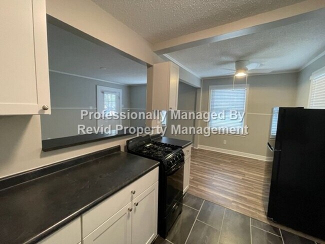 Building Photo - *FIRST MONTH RENT FREE* Freshly Renovated ...
