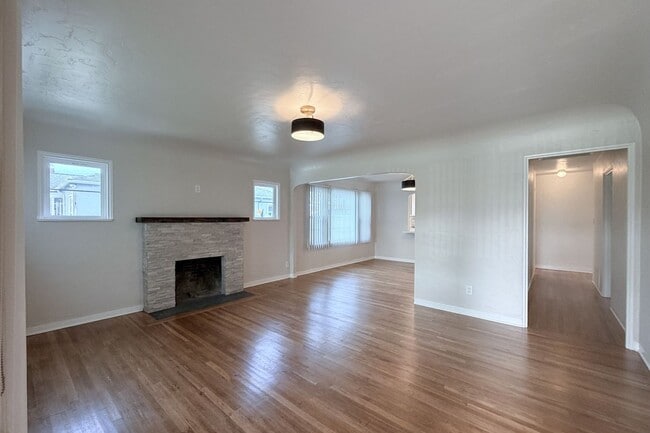 Building Photo - 431 Deodar Ave