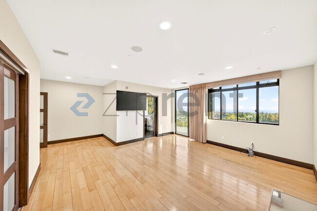 Building Photo - Unit