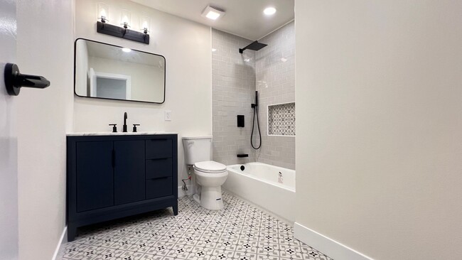 Building Photo - Beautifully Remodeled 1 Bedroom Condo in O...