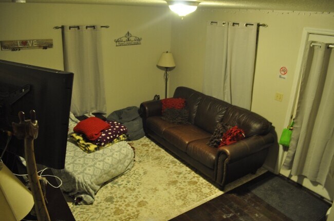 Building Photo - 204 Cherry St